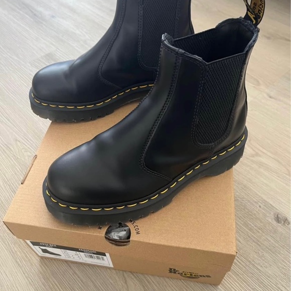 Dr. Martens Black Chelsea Boots 2976 women size 7 - Picture 2 of 4